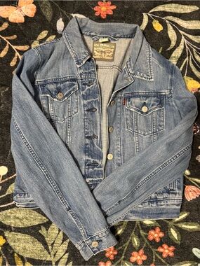 Levi's Women's Light Blue Denim Jean Jacket - Classic Trucker Style